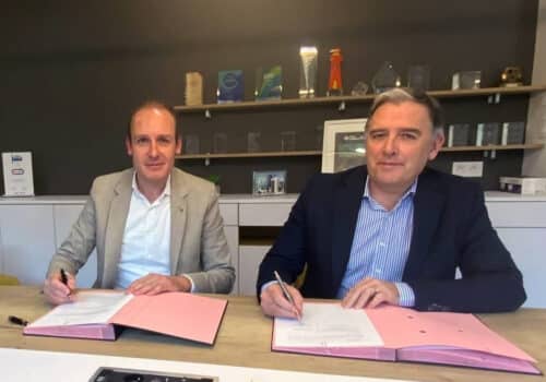 Signature entre Julien Blanchard, Président du Directoire de Hoffmann Green et Alban Boyé, Président Directeur Général du Groupe Trecobat