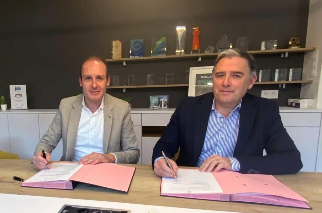 Signature entre Julien Blanchard, Président du Directoire de Hoffmann Green et Alban Boyé, Président Directeur Général du Groupe Trecobat